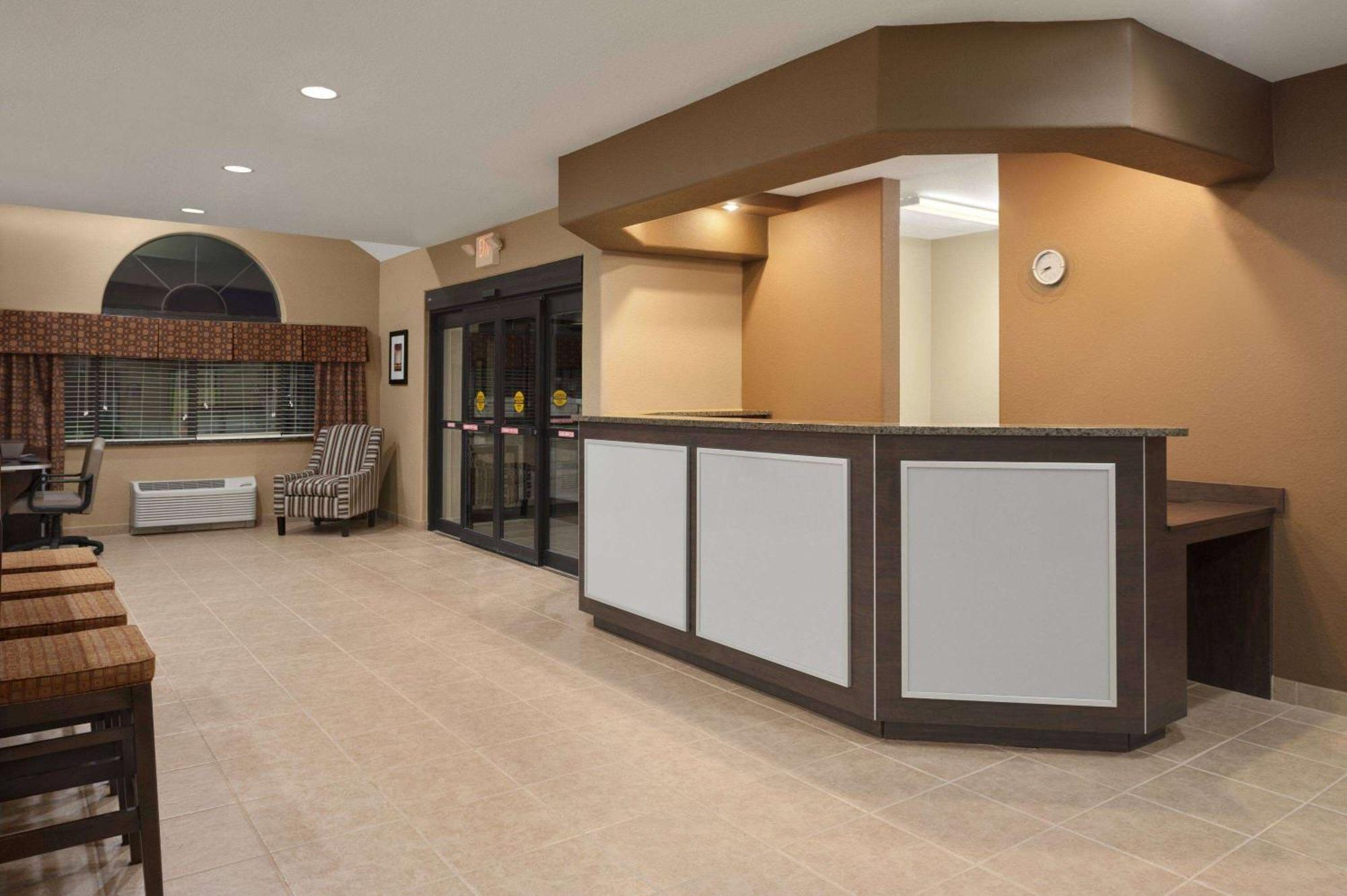 Garner Hotel Gonzales By Ihg Exterior photo